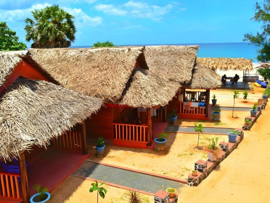 Silver Beach Hotel Тринкомалі Екстер'єр фото